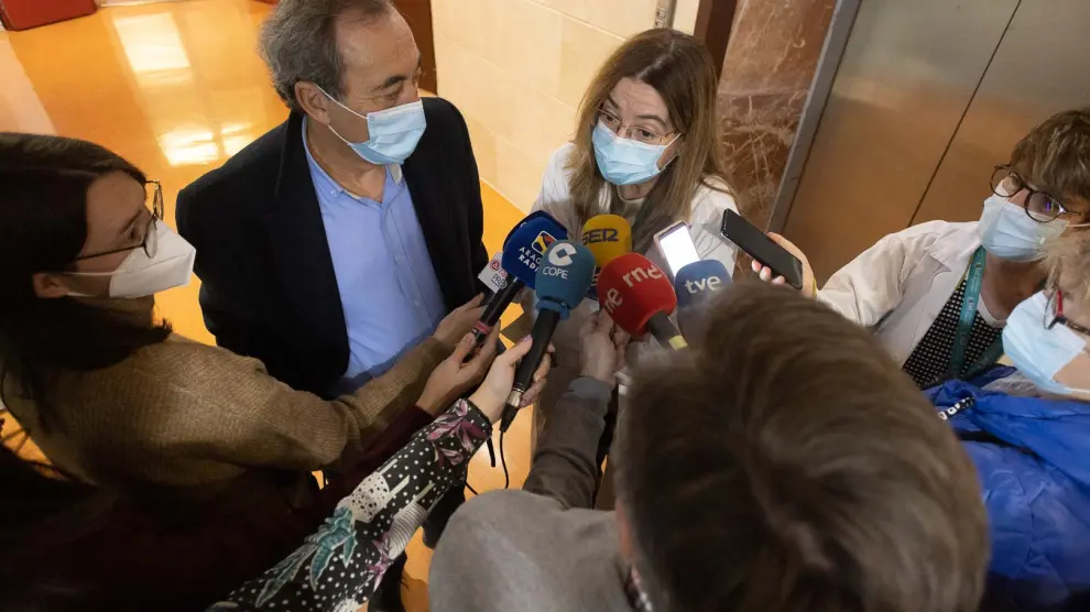 El gerente del Salud, José María Arnal, y la directora del Hospital Miguel Servet, María Bestué, atienden a los medios de comunicación este martes en el Hospital Provincia