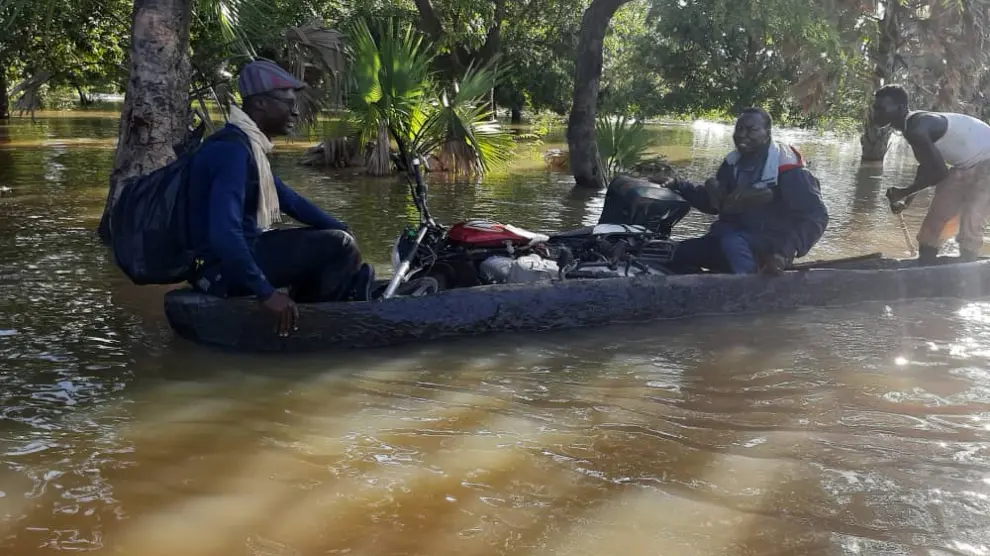 El  obispo durante una inundación en El Chad.