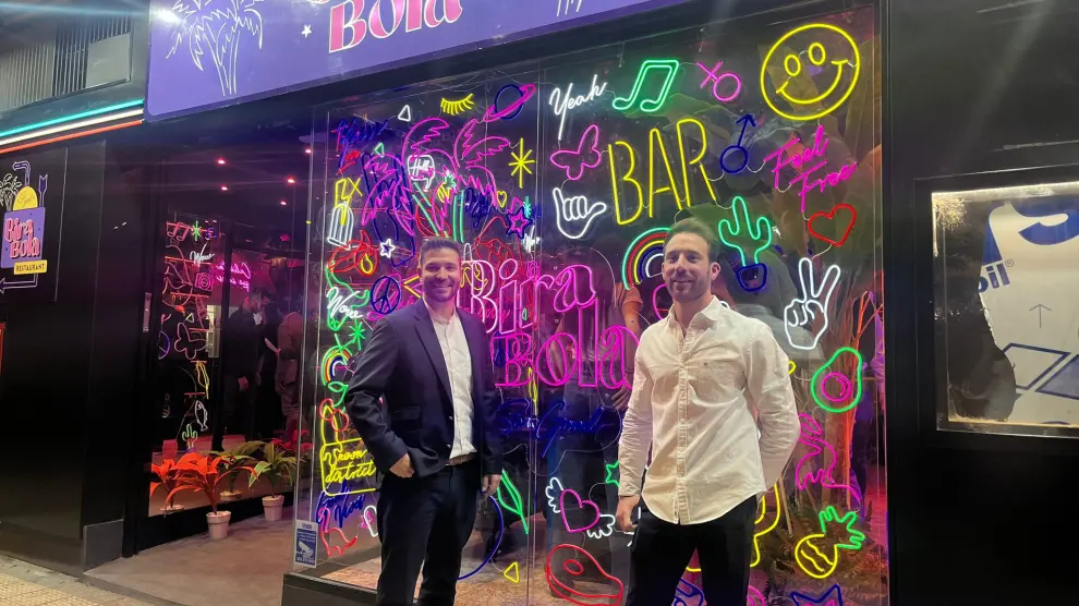 Diego Marcos y Aldo Sorrosal, en la entrada del nuevo restaurante Birabola