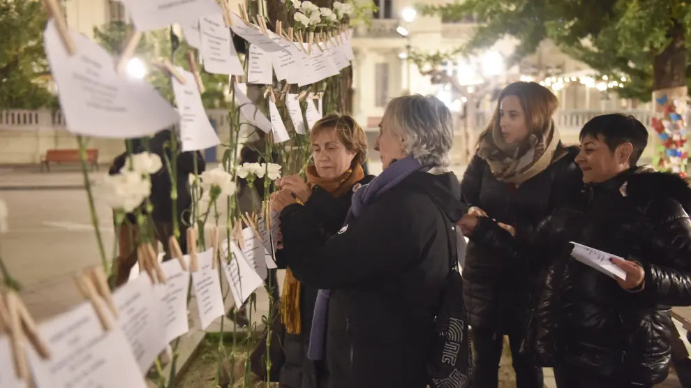 Concentración celebrada en la plaza de Navarra de Huesca, donde se han colgado carteles con los nombres de las víctimas.