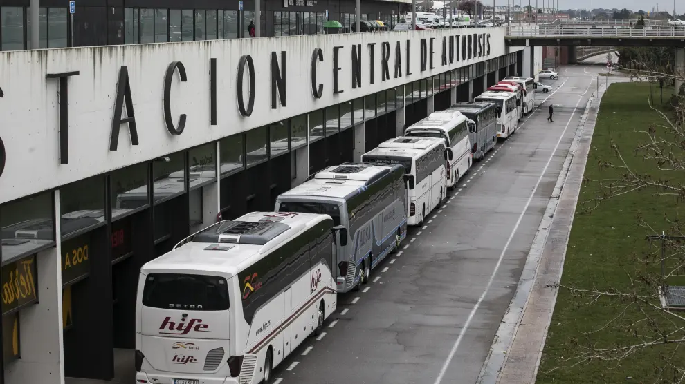Un grupo de autobuses, aparcados en la estación de autobuses de Zaragoza.