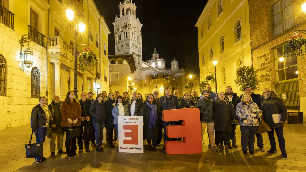 La Ejecutiva y otros afiliados de España Vaciada posan en la Plaza de la Catedral de Teruel.