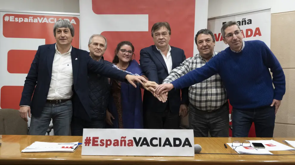 Miembros de los seis partidos federados escenifican su unión en la Cámara de Comercio de Teruel, donde tuvo lugar el acto.