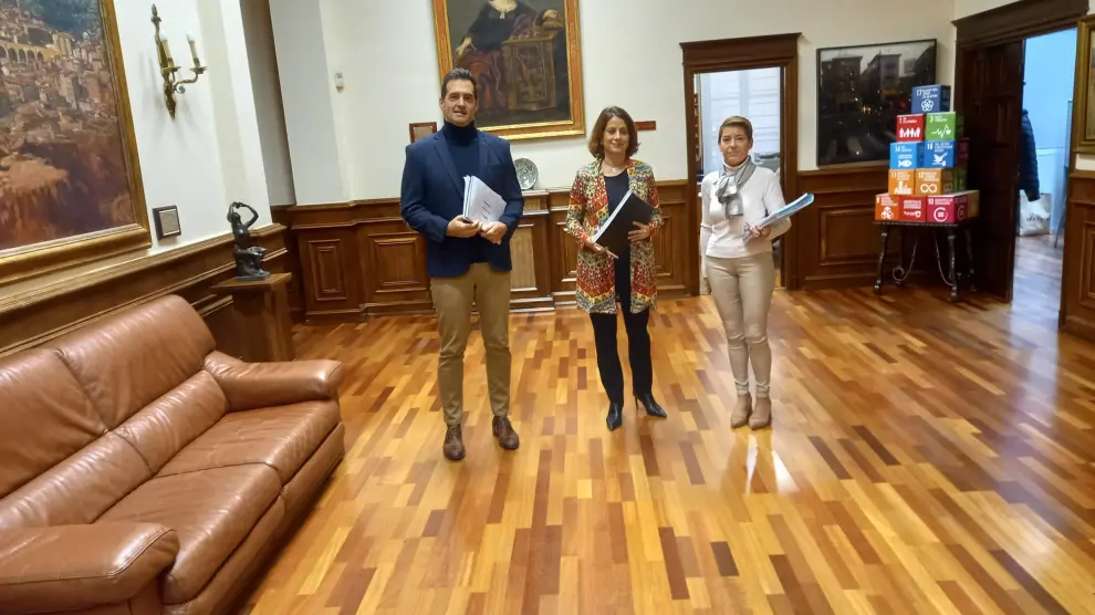 De izquierda a derecha, Ramón Fuertes, Emma Bum y Rocío Féliz de Vargas, se disponen a presentar los presupuestos de 2023.