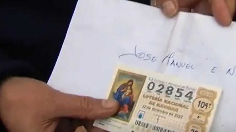 Boleto de lotería de Navidad procedente de una administración de Teruel regalado en una aldea gallega.