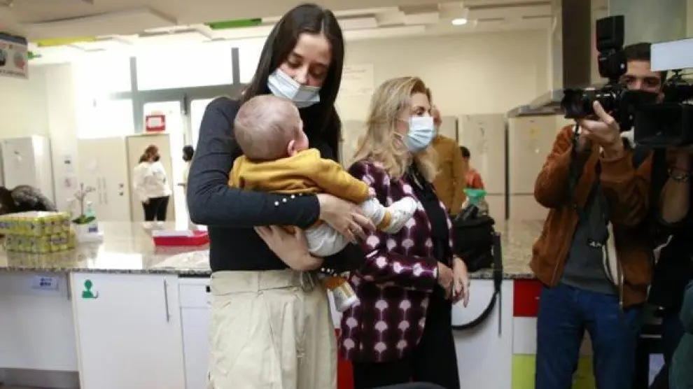 Victoria Federica sujeta un bebé durante su visita a la casa Ronald McDonald situada a las puertas del Hospital Niño Jesús de Madrid.