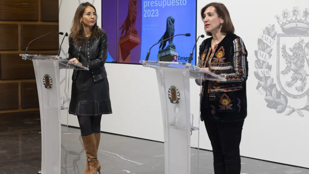 La concejala de Hacienda, María Navarro (izquierda) y la vicealcaldesa, Sara Fernández, este miércoles en la presentación del presupuesto de 2023