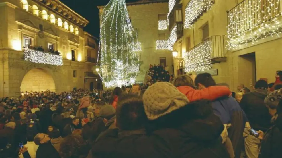 La plaza de España de Valderrobres, abarrotada en el encendido del alumbrado navideño de Ferrero.