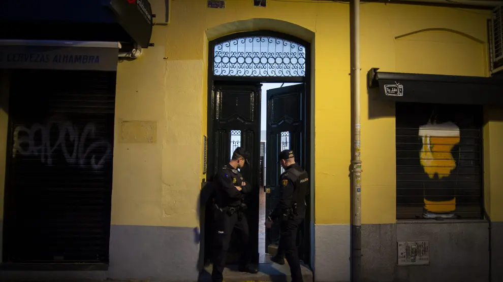 Dos policías en el portal de la casa donde ocurrieron los hechos