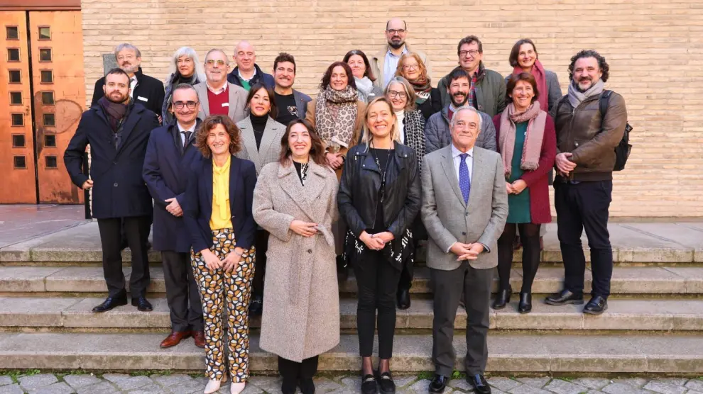 Representantes de las principales plataformas de Economía Social junto a la consejera de Economía, Marta Gastón, antes de recibir el vistobueno de las Cortes de Aragón.