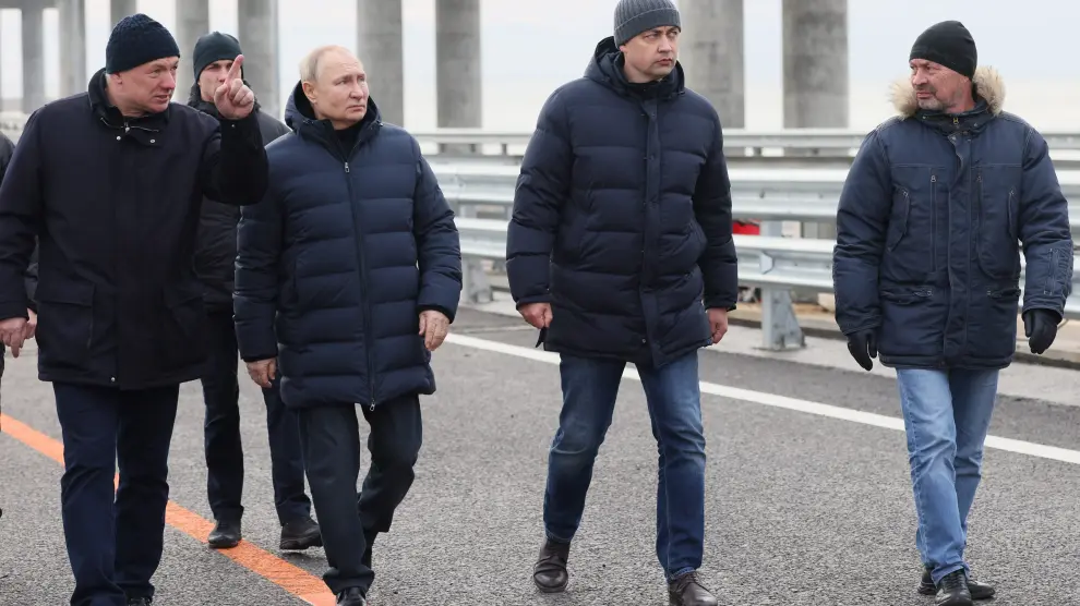 Putin caminando sobre el puente de Crimea RUSSIA UKRAINE CONFLICT PUTIN CRIMEAN BRIDGE