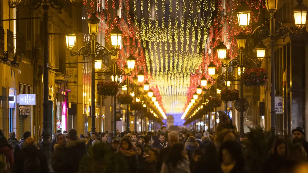 La calle Alfonso, este martes, con la iluminación de la bandera de España.