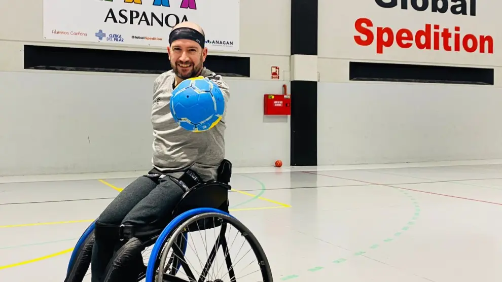 Carlos Muñoz, jugador de balonmano adaptado en Zaragoza que ha sido citado por la selección española la próxima semana en la exhibición que harán en el polideportivo Río Ebro, en la Expo.