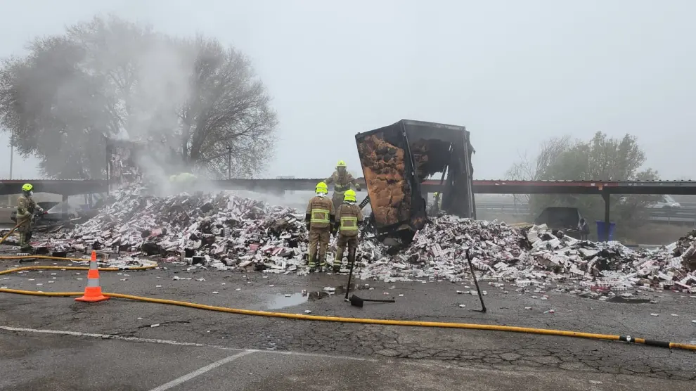 Las labores para sofocar las llamas de un camión que ha ardido en una gasolinera de Alfajarín se han prolongado hasta bien entrada la entrada la mañana.