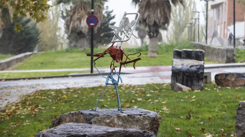 La extraña escultura metálica aparecida en la calle Andador Pescara de Zaragoza.