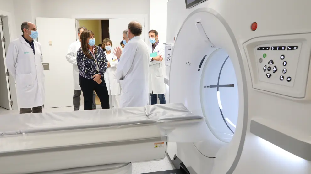 La consejera de Sanidad visita las instalaciones donde se ubica el primer TAC espectral de Aragón en el Hospital Clínico.