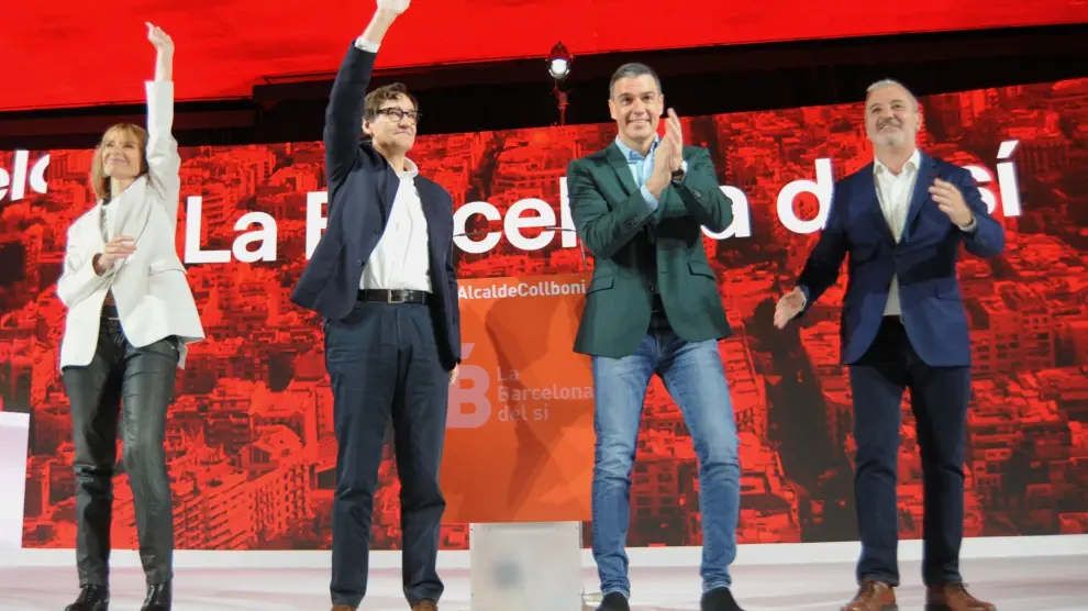 Salvador Illa y Pedro Sánchez, en el centro, este domingo en un acto del PSC en Barcelona.