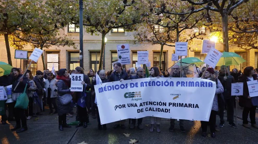 Concentración de los médicos de Atención Primaria ante la sede del Gobierno de Aragón