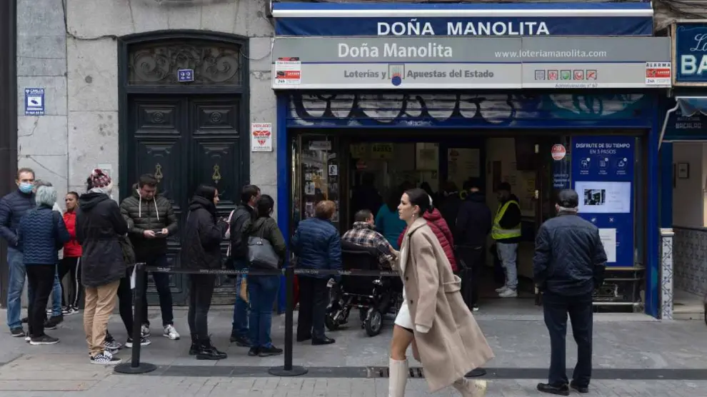 Varias personas en la administración de loterías Doña Manolita en Madrid