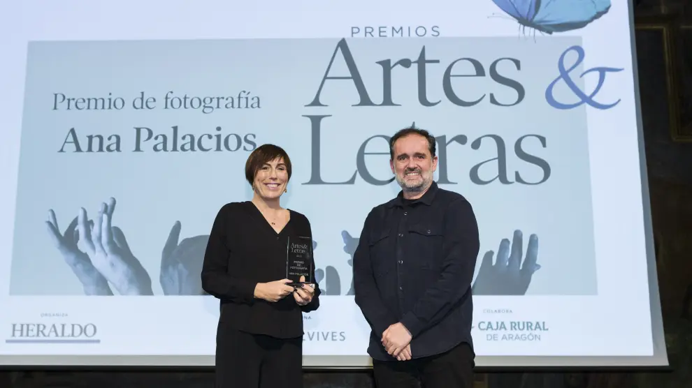Ana Palacios recibió su distinción de manos de José Miguel Marco, jefe de Fotografía de HERALDO.