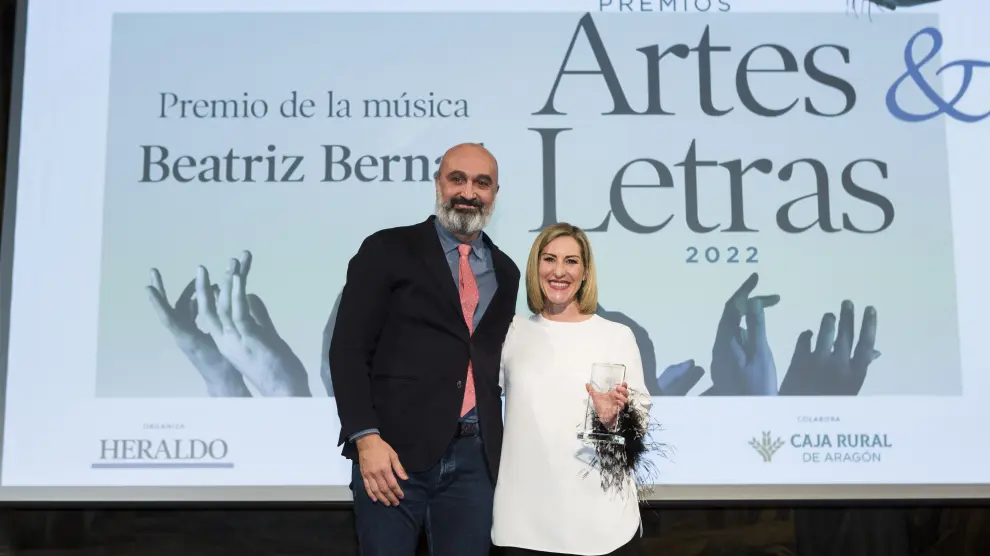 Beatriz Bernad junto a Víctor Lucea, director general de Cultura del Gobierno de Aragón.