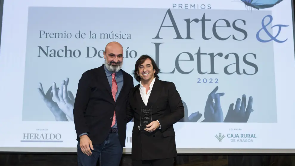 Víctor Lucea, director general de Cultura del Gobierno de Aragón, fue el encargado de entregar su premio a Nacho del Río.