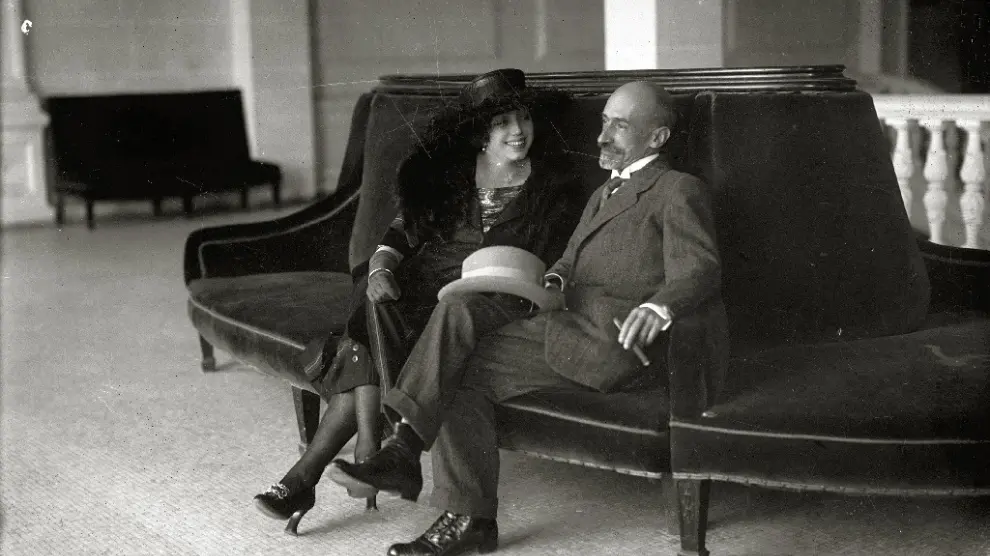 Jacinto Benavente en 1920, con una joven, dos años antes de recibir el premio Nobel.