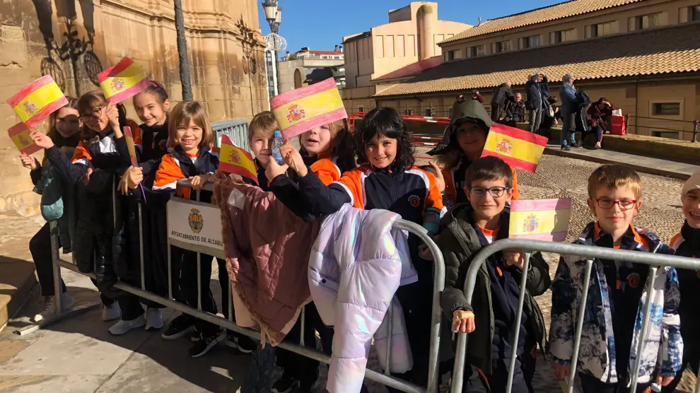 Los niños han llevado banderas de España confeccionadas en sus centros educativos para la ocasión.