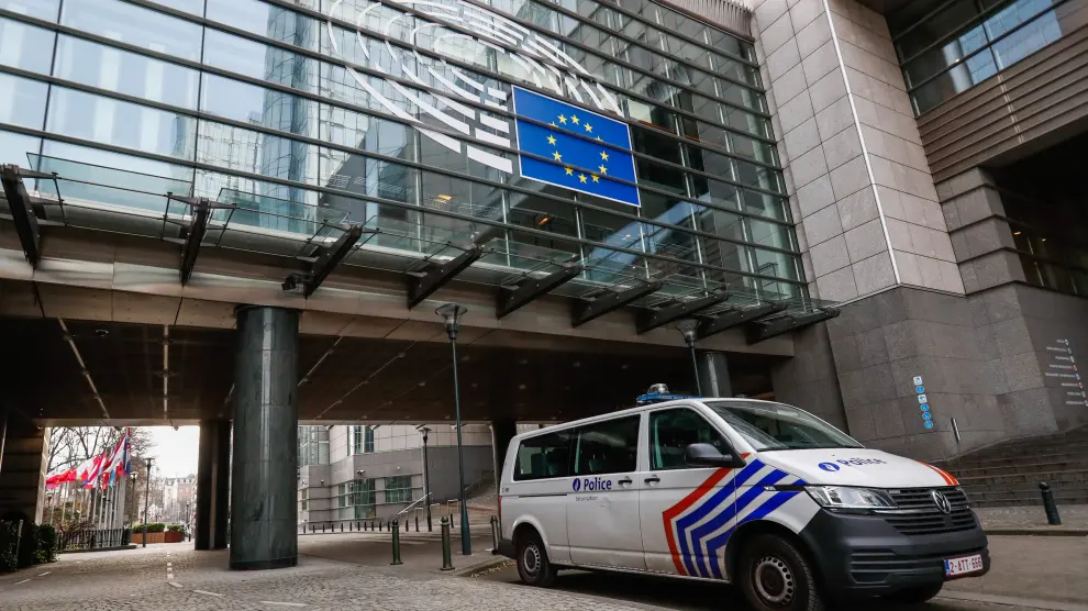 Un coche de la Policía saliendo del Parlamento Europeo