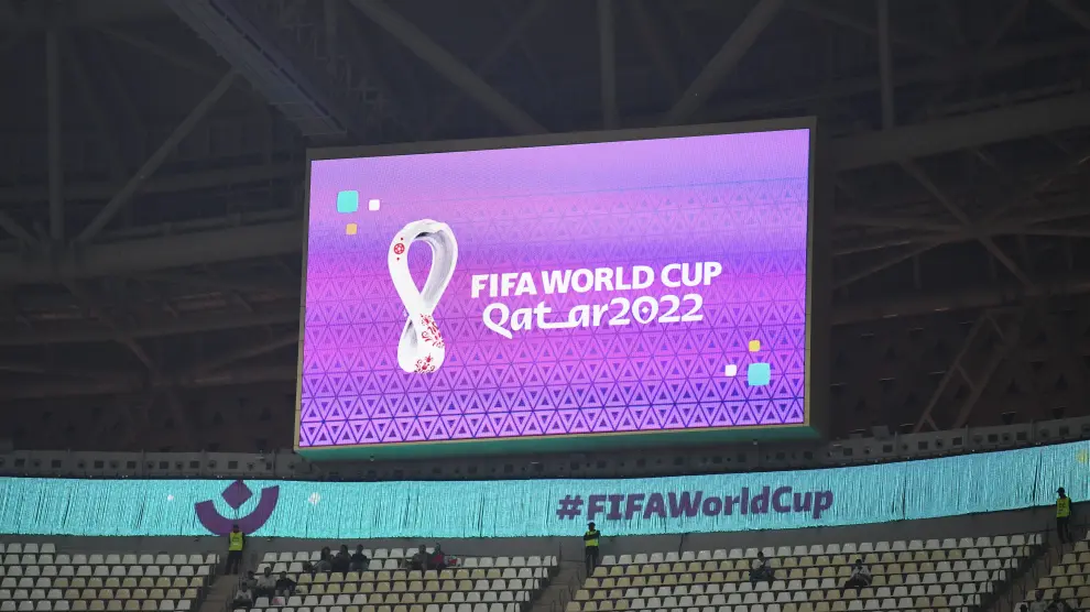 Logotipo del Mundial de Catar, en una pantalla gigante del estadio de Lusail.