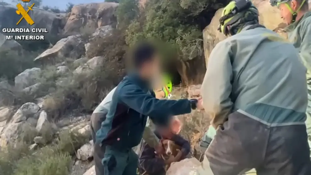 Rescate de la perra Kira, tras permanecer cuatro días atrapada en una cueva en Teruel