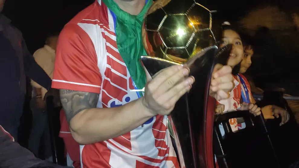 Pablo Gállego sostiene el trofeo de campeón de Nicaragua.
