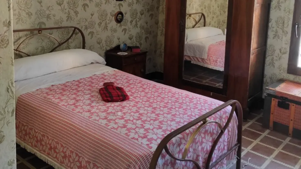 El dormitorio de la casa familiar de un minero, cuyos muebles han sido donados por vecinos de Escucha.