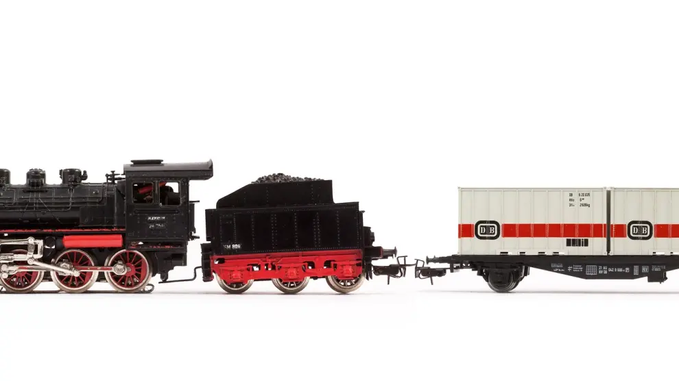 Un juguete de un tren con carbón