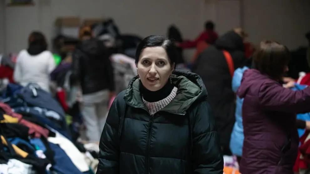 Alina Klochko en uno de los locales que la asociación AURA tiene en Zaragoza a la que acuden ucranianos en busca de ropa y otros artículos que necesitan
