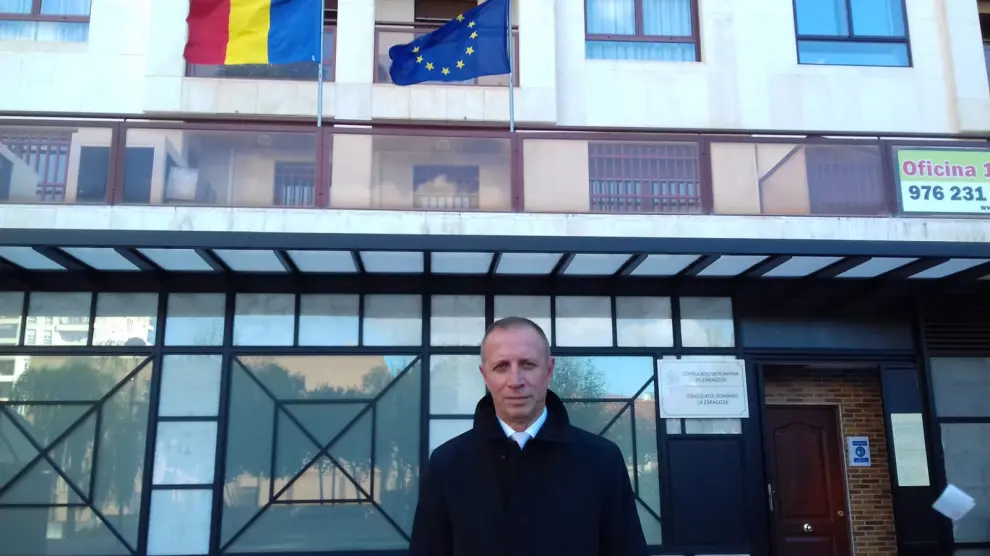 Gheorghe Manolea, junto al consulado de Rumanía en Zaragoza.