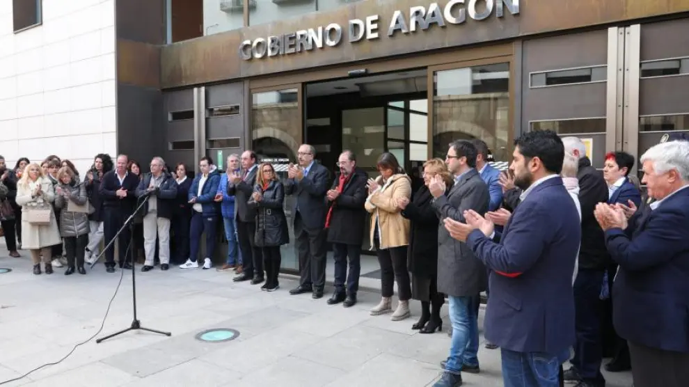 Minuto de silencio encabezado por el presidente Javier Lambán por el crimen machista de Zaragoza