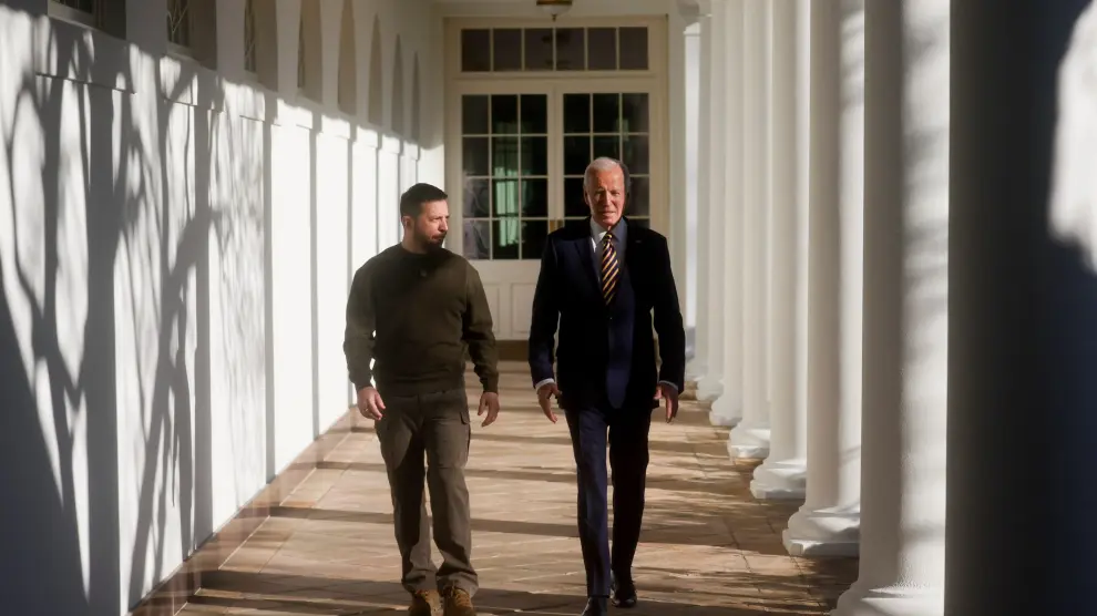 U.S. President Joe Biden and first lady Jill Biden welcome Ukraine's President Volodymyr Zelenskiy on the South Lawn at the White House in Washington, U.S., December 21, 2022. REUTERS/Kevin Lamarque UKRAINE-CRISIS/USA-ZELENSKIY
