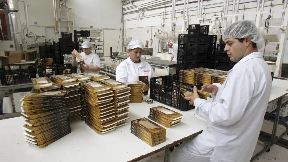 Preparación de los turrones fabricados en la planta que Chocolates Lacasa tiene en la localidad zaragozana de Utebo.