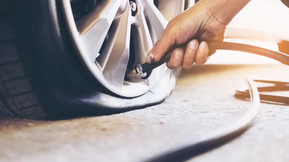 Comprobar la presión de los neumáticos es importante antes de cualquier viaje.