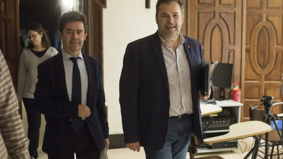 El alcalde de Huesca, Luis Felipe, y el portavoz de Cs, José Luis Cadena, entrando al pleno del Ayuntamiento de Huesca donde se han aprobado los presupuestos para 2023.
