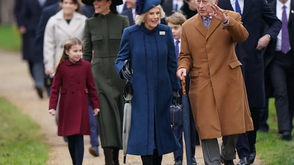Carlos III y su esposa, Camila, junto a otros miembros de la familia real británica este domingo