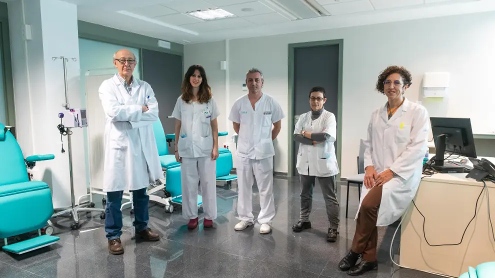 De izquierda a derecha, José Luis Capablo (neurólogo), Noelia Labuena (enfermera), Borja Martínez (celador), Saida Atienza (neuróloga) y Elena Muñoz (neuróloga y presidenta de Saran), en el Inocencio Jiménez.