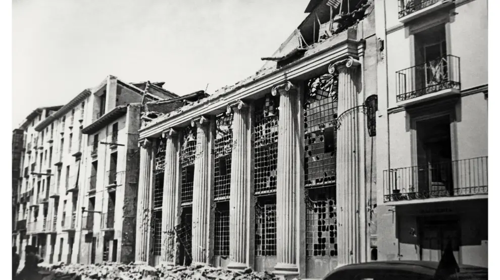 Efectos de bombardeo sobre el teatro Olimpia de Huesca.