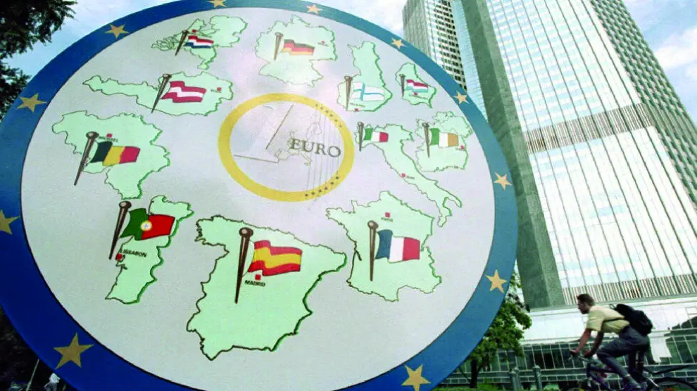 Escultura con forma de moneda, alusiva al euro, frente a la sede del Banco Central Europeo en Francfort