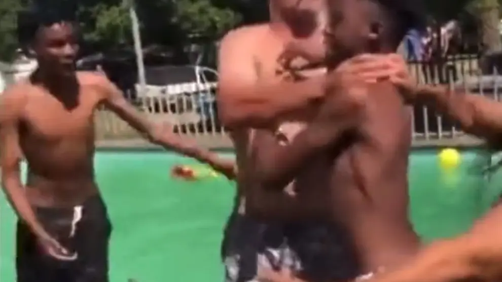 Captura del vídeo compartido por Almudena Ariza sobre un supuesto hecho racista en una piscina sudafricana.