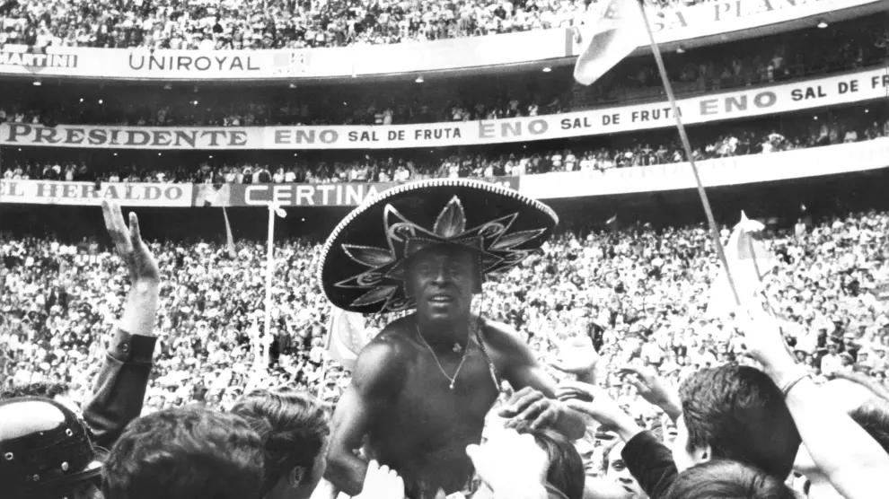 Pelé aclamado por el público tras ganar su tercer campeonato del mundo en México-1970.