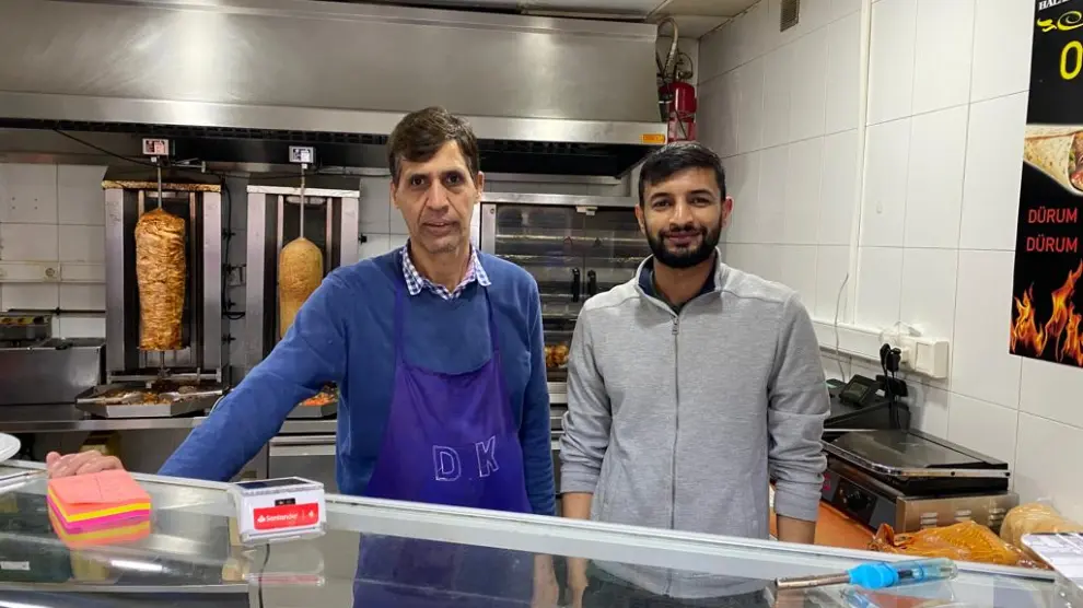 Mohammed-Yasir y Sileandar-Yaza viven en Zaragoza desde hace un tiempo y trabajan en un establecimiento que se dedica a preparar kebabs.
