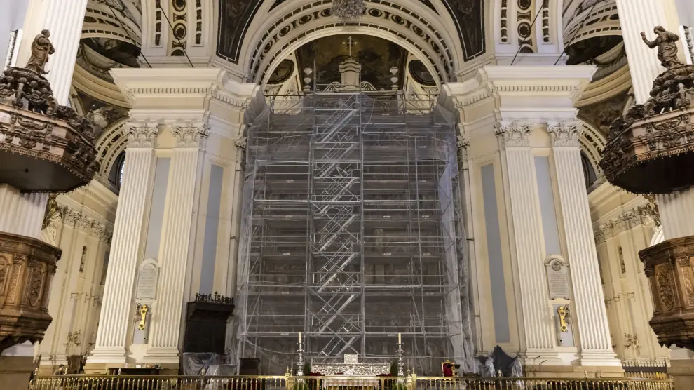 El retablo mayor del Pilar, con los andamios, en la tarde de ayer.