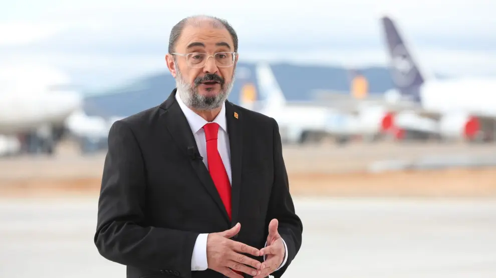 Javier Lambán, en el aeropuerto de Caudé.